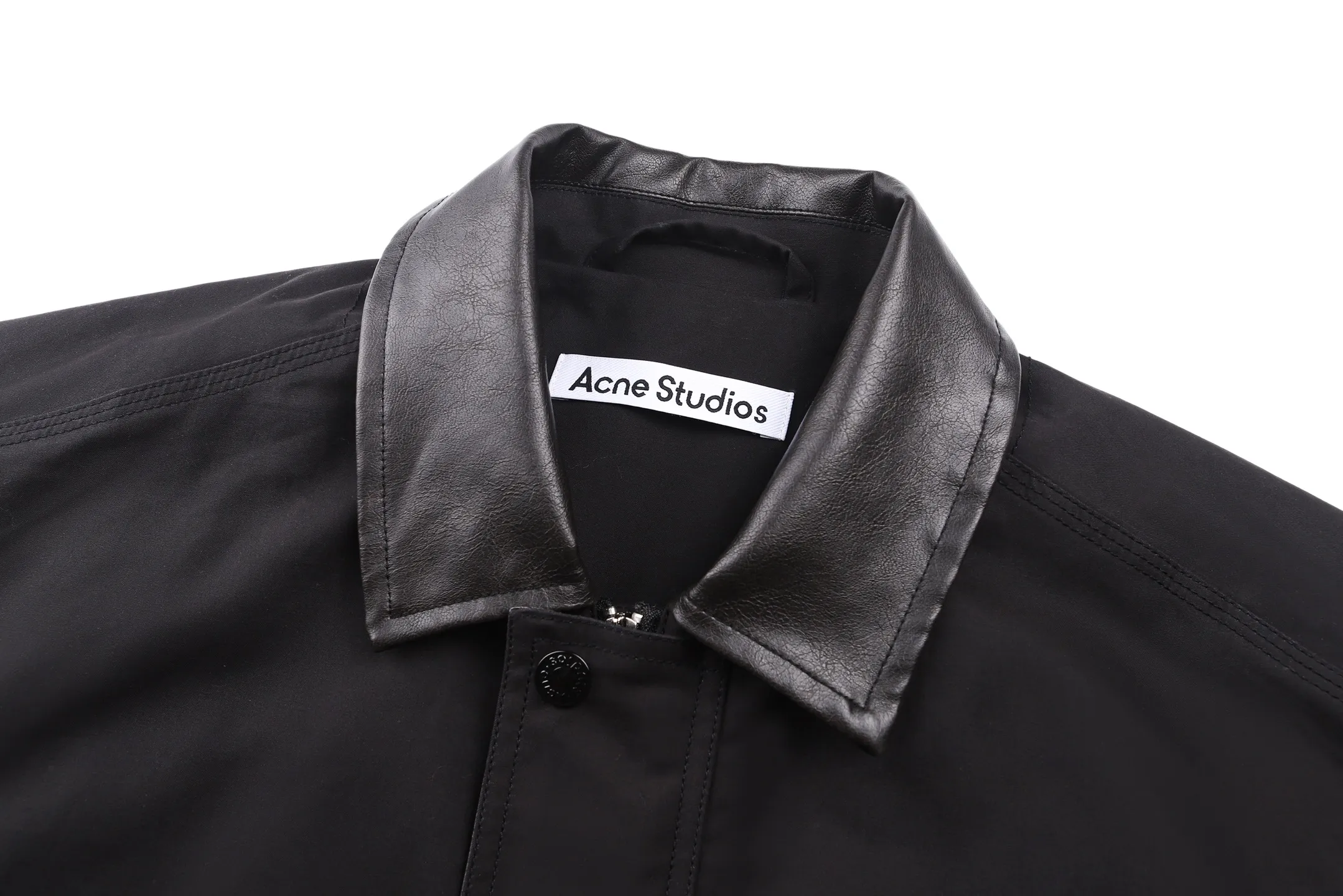 Acn Studios 25FW leather logo twill jacket ●Purchased and developed by Authentic 9500 ●100% fine cotton high-density plain woven fabric ●Cotton twill woven lining ●Padding Washed cotton ●Meli PU leather ●Template embroidery ●Fabrics enzyme wash ●Customized 1:1 leather tag ●Customized 1:1 buttons ●Customized 1:1 zipper ●Customized 1:1 rope ●Customized 1:1 trademark ●Loose fit ●Size: 42 44 46 48 ●Style number: 2130/3C#10